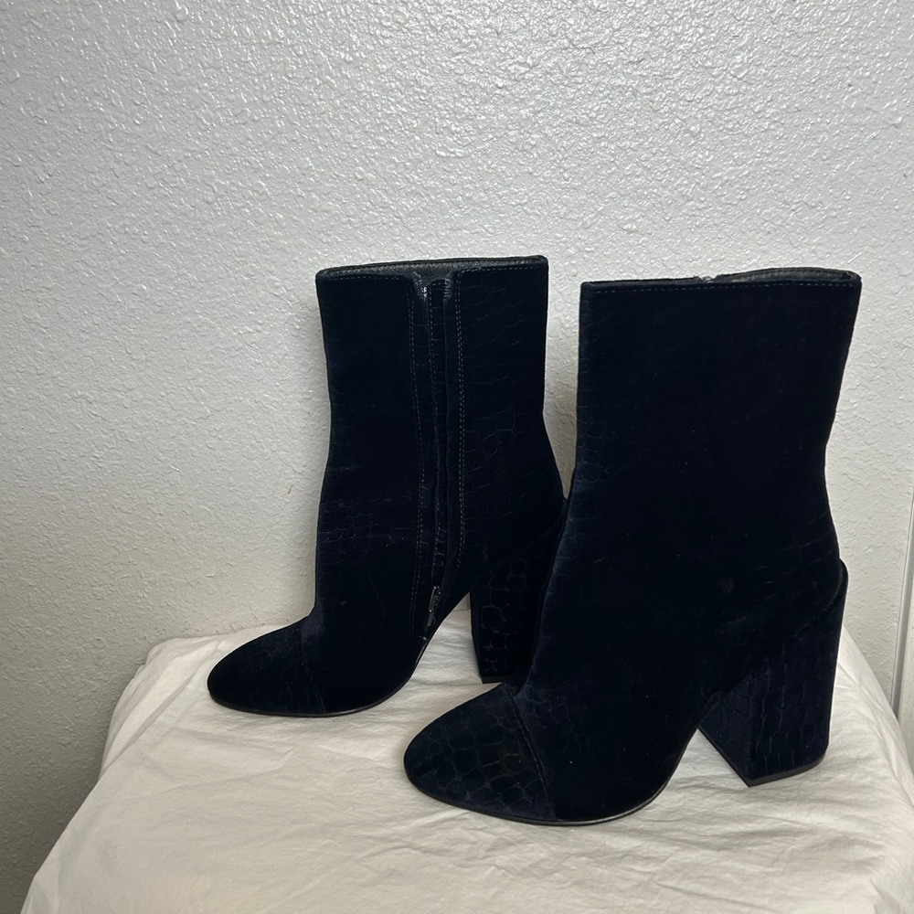 Chic Black Croc-Embossed Heeled Boots